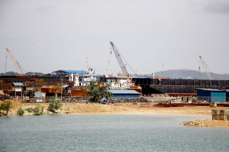 Aktivitas di salah satu perusahan galangan kapal di Batam, Kepri. Saat ini selain orderan pembuatan kapal tidak ada lagi, melemahnya nilai tukar rupiah juga mengancam kelangsungan perusahaan industri perkapalan di Batam, Kepri.