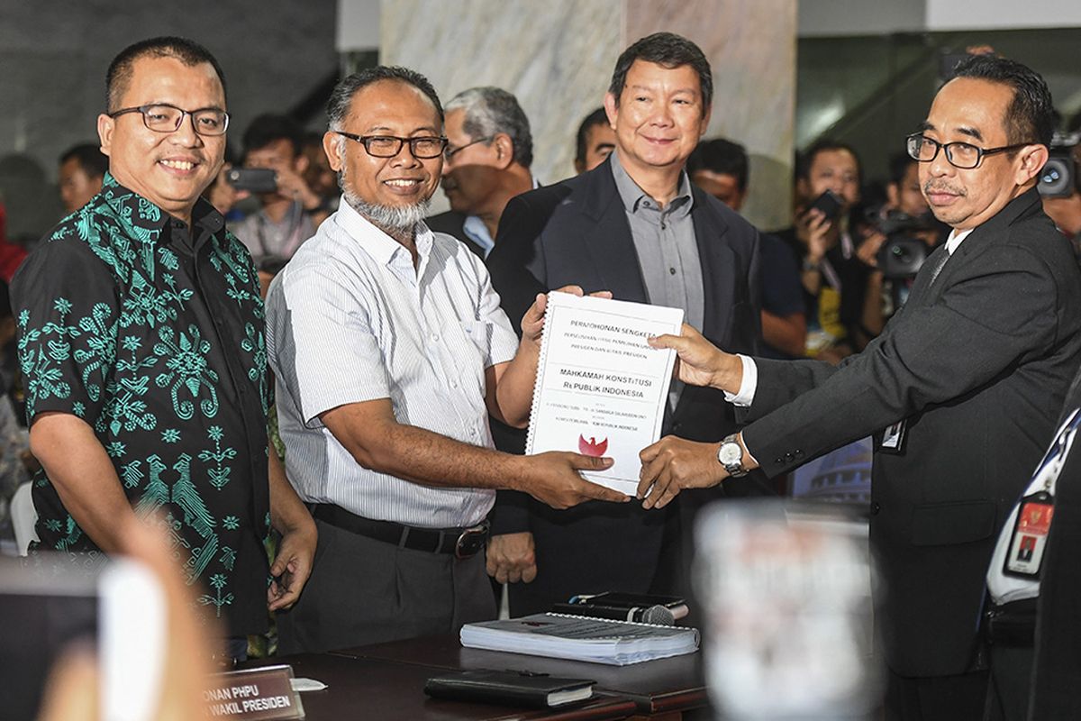 Ketua Tim Hukum Badan Pemenangan Nasional (BPN) calon Presiden dan Wakil Presiden nomor urut 02 Bambang Widjojanto (kedua kiri) bersama Penanggung jawab  tim hukum Hashim Djojohadikusumo (ketiga kiri) dan anggota tim hukum Denny Indrayana (kiri) melakukan pendaftaran gugatan perselisihan hasil Pemilihan Presiden dan Wakil Presiden 2019 di Gedung Mahkamah Konstitusi, Jakarta, Jumat (24/5/2019). Pasangan Calon Presiden dan Wakil Presiden nomor 02 Prabowo Subianto dan Sandiaga Salahuddin Uno akhirnya mendaftarkan sengketa hasil Pilpres 2019 ke MK.