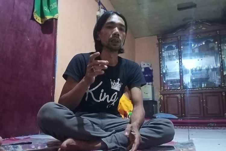 Engkos (40) ayah Syahrul sempat kebingungan lantaran BPJS Kesehatannya ditolak pihak RSUD Ujung Berung lantaran masih memiliki sisa tunggakan.