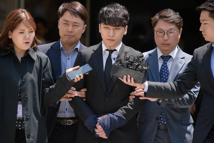 Mantan member BIGBANG Seungri (Lee Seung-hyun) keluar dari gedung Pengadilan Tinggi di Seoul dengan tangan diborgol, Selasa (14/5/2019). Ia menghadapi tuduhan penggelapan dan penyediaan prostitusi. 