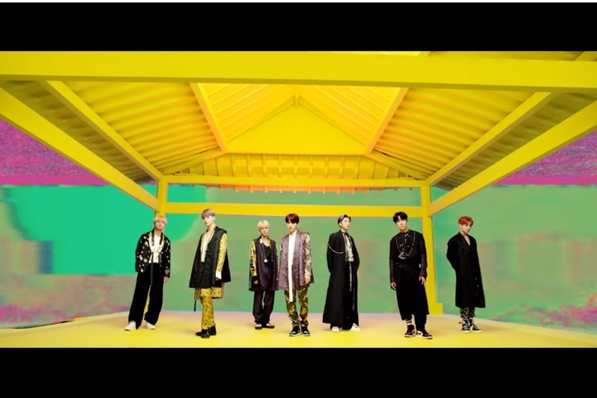 Penampilan boyband BTS dalam teaser video musik IDOL untuk album Love Yourself: Answer.