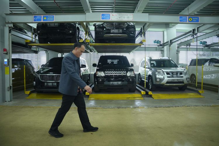 Direktur Pelacakan Aset, Pengelolaan Barang Bukti dan Eksekusi (Labuksi) KPK, Mungki Hadipratikto berjalan di depan deretan mobil sitaan KPK di Gedung RUPBASAN KPK RI, Cawang, Jakarta Timur, Selasa (7/1/2025).