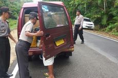 Ratusan Liter Minuman Keras Ditinggalkan dalam Angkot di Tengah Jalan