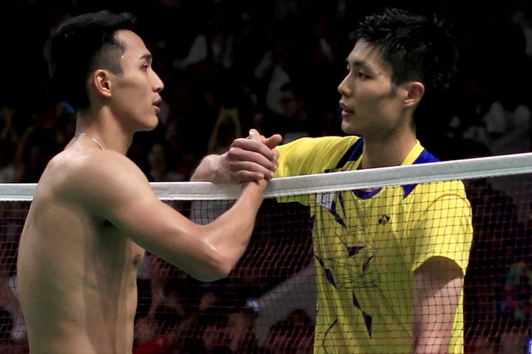 Pebulu tangkis tunggal putra Indonesia Jonatan Christie (kiri) berjabat tangan dengan pebulu tangkis Chinese Taipei Chou Thienchen (kanan) usai bertanding pada final tunggal putra Asian Games 2018  di Istora Senayan, Jakarta, Selasa (28/8/2018).