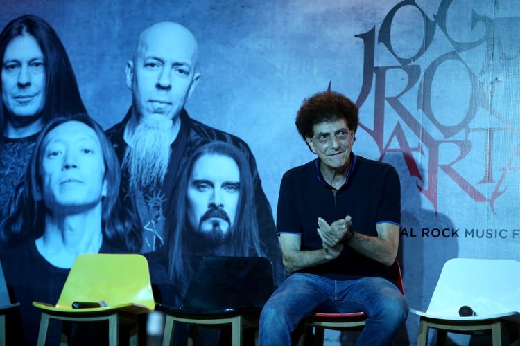 Personel band God Bless, Ahmad Albar saat jumpa pers festival musik rock Jojgjarockarta di Hyatt Regency Yogyakarta, Kamis (28/9/2017). Jogjarockarta akan menampilkan band utama Dream Theater dan dimeriahkan antara lain God Bless, Roxx, Power Metal, dan Death Vomit. KOMPAS IMAGES/KRISTIANTO PURNOMO
