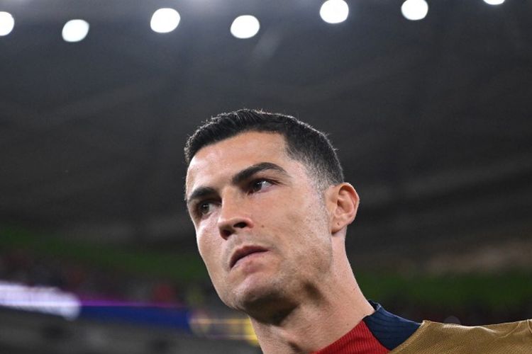 File foto diambil pada 10 Desember 2022, penyerang Portugal Cristiano Ronaldo sebelum pertandingan perempat final Piala Dunia Qatar 2022 antara Maroko vs Portugal di Stadion Al-Thumama di Doha. - Cristiano Ronaldo menandatangani kontrak dengan Al Nassr dari Arab Saudi. Pihak klub mengumumkan, dalam kesepakatan yang diyakini bernilai lebih dari 200 juta euro, pada pada 30 Desember 2022.
Pemain berusia 37 tahun itu menandatangani kontrak yang akan membawanya hingga Juni 2025. (Foto oleh Kirill KUDRYAVTSEV / AFP)