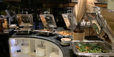 Ini Alasan Dilarang Pakai Sandal Hotel Saat Sarapan Menurut Chef 