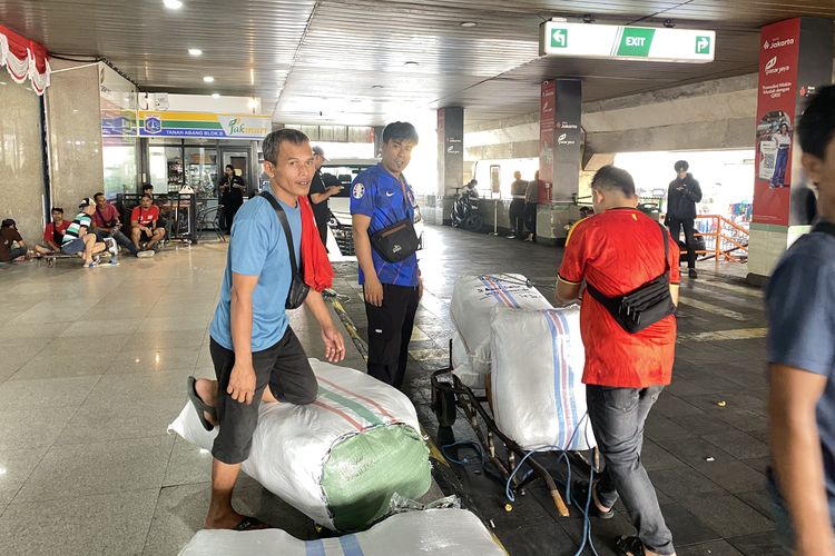 Tubuh Dipaksa Kuat, Penghasilan Tak Pasti: Potret Ekonomi Kuli Panggul Pasar Jakarta