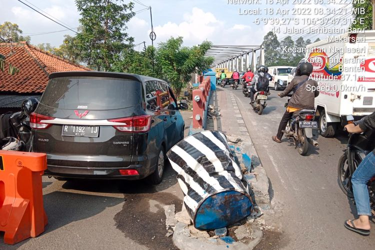 Mobil yang terlibat kecelakaan (kiri, berwarna hitam) usai terlibat kecelakaan lalu lintas di Jalan Pintu Air 10, Kecamatan Neglasari, Kota Tangerang, Senin (18/4/2022) pagi.