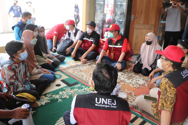 Rektor Universitas Jember, Iwan Taruna  saat berkunjung ke korban bencana letusan Gunung Semeru di Lumajang 