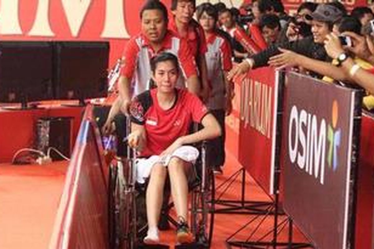 Pemain tunggal putri Indonesia, Ardiyanti Firdasari, menginggalkan arena dengan kursi roda setelah cedera tumit kaki kanan saat menghadapi pemain China, Wang Yihan, di babak pertama turnamen bulu tangkis Djarum Indonesia Open Superseries Premier di Istora Senayan, Jakarta, Rabu (13/6/2012).