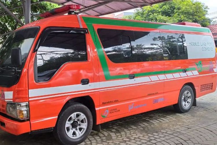 Mobil PCR keliling buatan SpeedLab Indonesia yang dipesan Dinas Kesehatan Kaltim saat terparkir di halaman kantor Dinkes Kaltim, Selasa (25/8/2022).