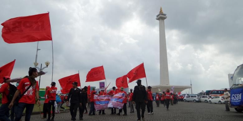 Minggu (1/5/2016), ribuan buruh mulai memadati halaman Tugu Monas untuk melakukan aksi pada peringatan hari buruh 1 Mei