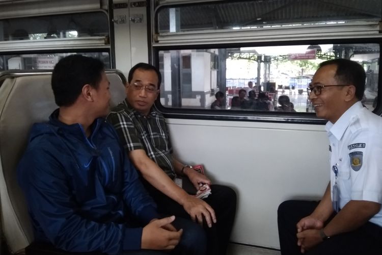 Menteri Perhubungan Budi Karya Sumadi ketika menaiki Kereta Prambanan Ekspres (Prameks) dari Stasiun Solo Balapan menuju Maguwo Yogyakarta, Minggu (6/5/2018).