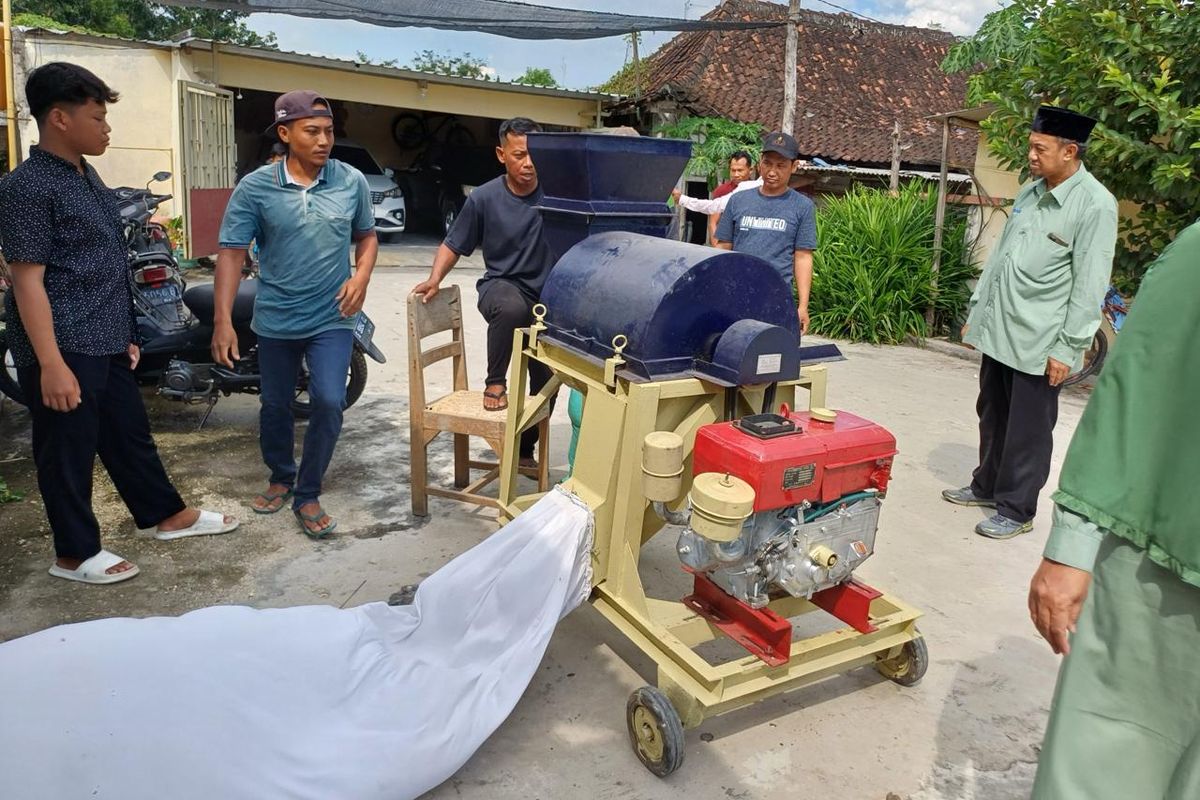 Selain memberikan pelatihan, tim dosen IPB juga menghadirkan peralatan pendukung pembuatan geotekstil, seperti mesin pengurai jerami, kompresor, mesin penyemprot, hingga mesin pemotong.