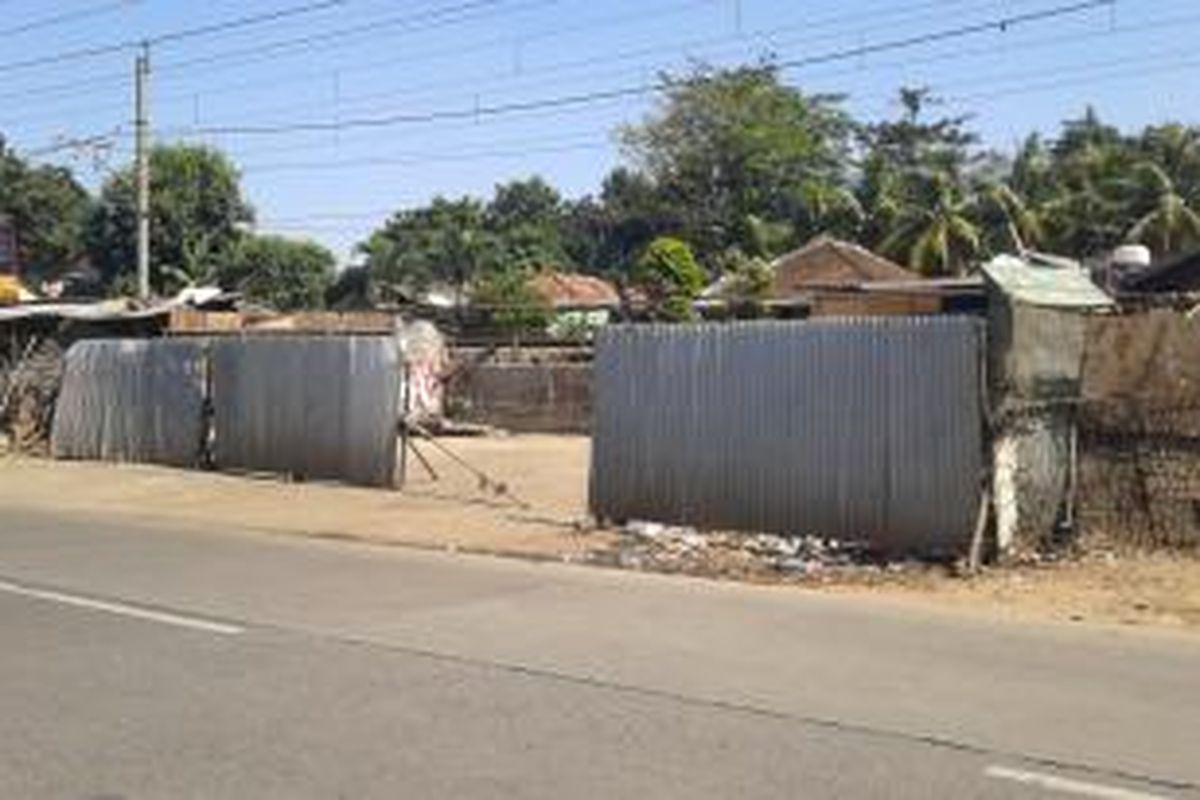 Tempat pembuangan sementara (TPS) Lontar di Jalan Raya Lenteng Agung, Jakarta Selatan, akhirnya ditutup, Selasa (1/7/2014).