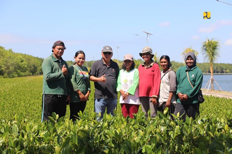 Menteri Pekerjaan Umum dan Perumahan Rakyat (PUPR) Basuki Hadimuljono selaku Ketua Harian World Water Forum ke-10 mengatakan, Kawasan Mangrove Taman Hutan Raya (Tahura) Ngurah Rai, Bali siap dikunjungi para delegasi World Water Forum ke-10. Dijadwalkan, para Pimpinan Negara yang hadir akan melakukan penanaman mangrove di Tahura pada Senin (20/5/2024).