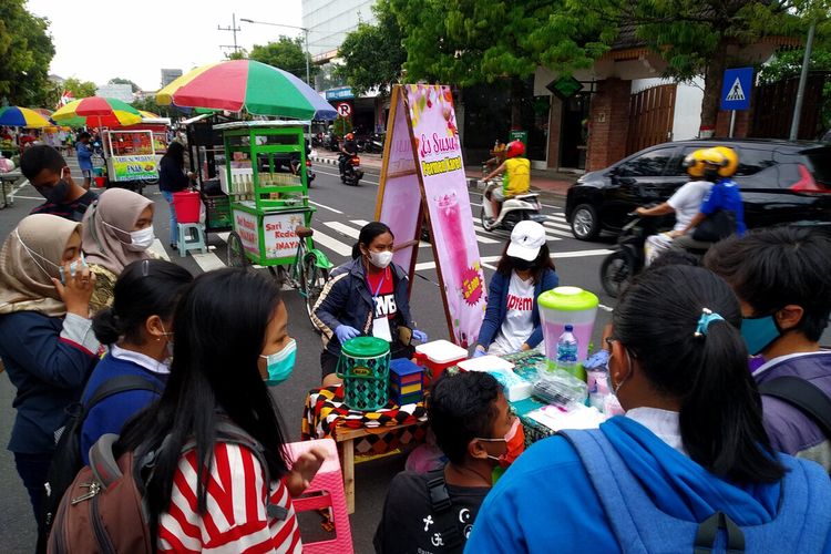 ILUSTRASI. Suasana hari pertama pasar takjil Kota Blitar di Jalan A Yani, Kamis (15/4/2021)