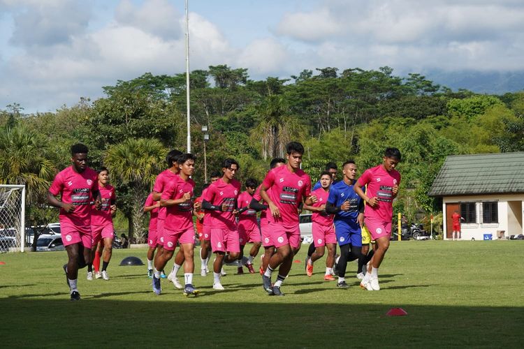 Dengan di dampingi Psikolog, Arema FC latihan perdana pasca Tragedi Kanjuruhan di Lapangan Tirtomoyo Malang, Jumat (21/10/2022) pagi.