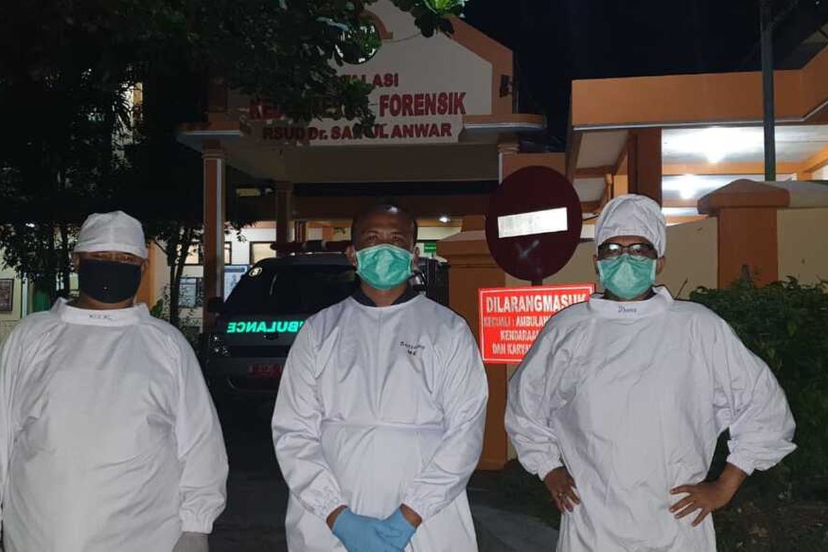 Commissioner Sutiono (center), the East Java Police Malang Precincts chief of intelligence and security agency volunteers to conduct burial processions for Covid-19 victims.   
