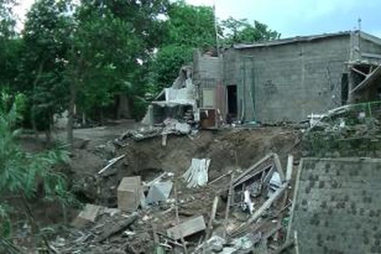 Rumah roboh saat banjir melanda Solo, Kamis (23/4/2015). 