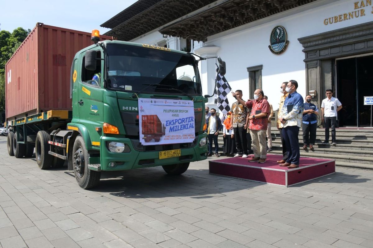 Pelepasan ekspor kelapa ke Mexico yang diproduksi oleh CV Coco Indonesia Maju, pelaku usaha milenial asal Kabupaten Pangandaran itu dilaksanakan di halaman depan Gedung Sate, Kota Bandung, Jumat (1/7/2022). 

