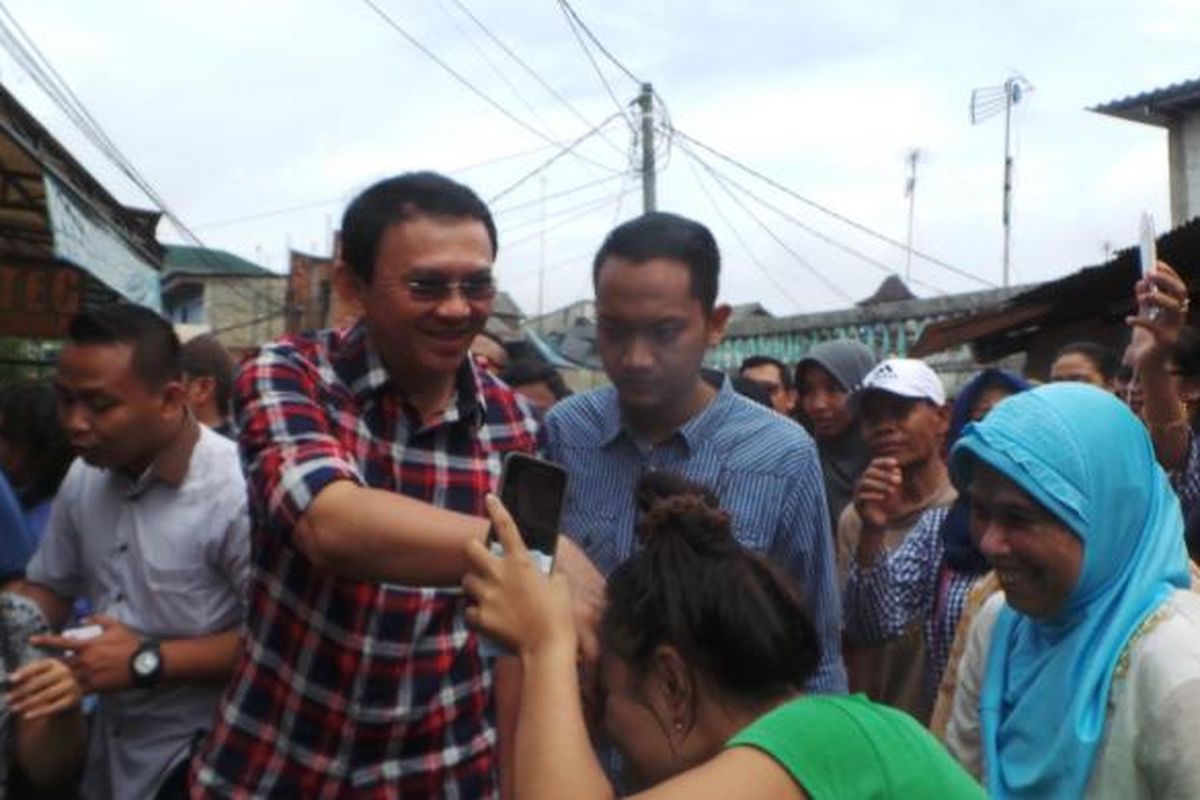 Calon gubernur DKI Jakarta Basuki Tjahaja Purnama atau Ahok saat berkampanye di Jalan Cipinang, Ciracas, Jakarta Timur, Kamis (2/2/2017).