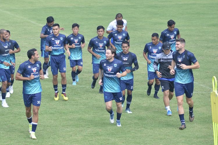 Skuad Persib Bandung berlatih untuk persiapan laga pramusim Piala Presiden 2022 pada Senin (27/6/2022) di Lapangan Stadion Persib, Sidolig, Bandung.