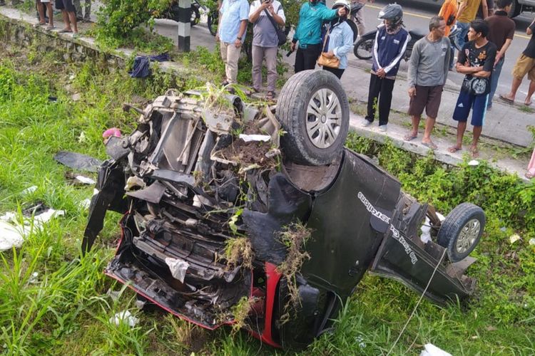 Kondisi Mobil Pikup yang tertabrak kereta api di perlintasan rel kereta di Kalitidu, Bojonegoro