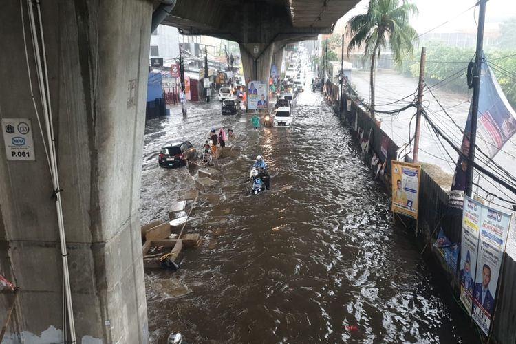 Penampakan banjir di Jalan Raya Ciledug, tepatnya di simpang Seskoal, Cipulir, Jakarta Selatan, Senin (5/2/2024).