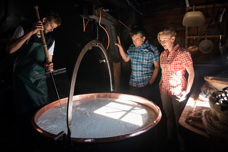 Menyaksikan langsung proses pembuatan keju di Gruyere (Dok. Switzerland Tourism)