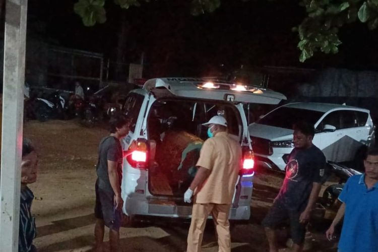 Petugas Kepolisian melakukan pemeriksaan dan mengevakuas jasad sopir truk yang meninggal di gudang pupuk di Desa Gesing, Kecamatan Semanding, Kabupaten Tuban, Jawa Timur. Rabu (1/6/2022)