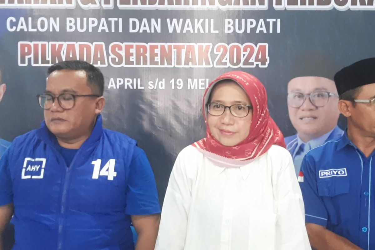 Mantan Wakil bupati Lumajang Indah Amperawati bersama Ketua DPC Partai Demokrat Idris Marzuki di Kantor DPC Partai Demokrat, Senin (20/5/2024)