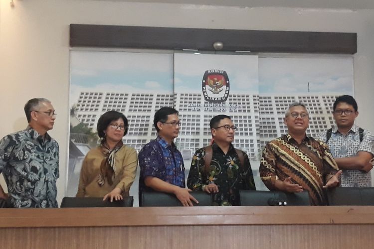 Ketua KPU Arief Budiman dan Tim Peneliti UGM di kantor KPU, Menteng, Jakarta Pusat, Selasa (25/6/2019).
