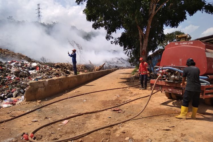 BABEL - TPA Gunung Sadai Belitung terbakar, petugas kerahkan alat berat dan Damkar, Selasa (5/9/2023).