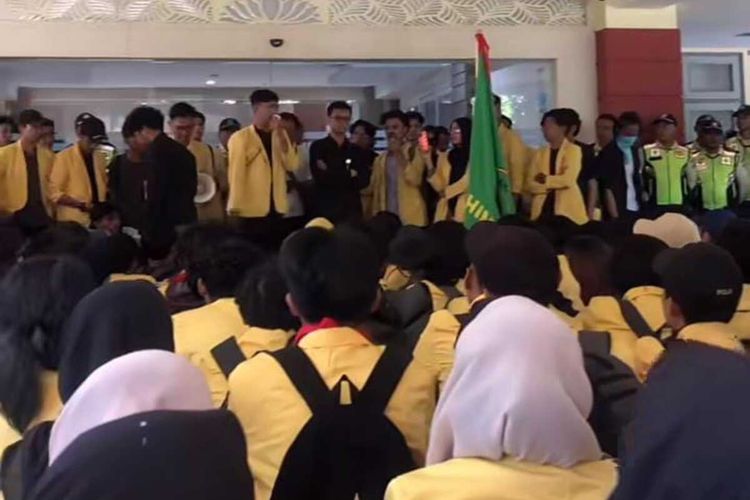 Mahasiswa Unnes demo di depan rektorat soal biaya IPI yang dianggap mahal. Selasa (7/5/2024).
