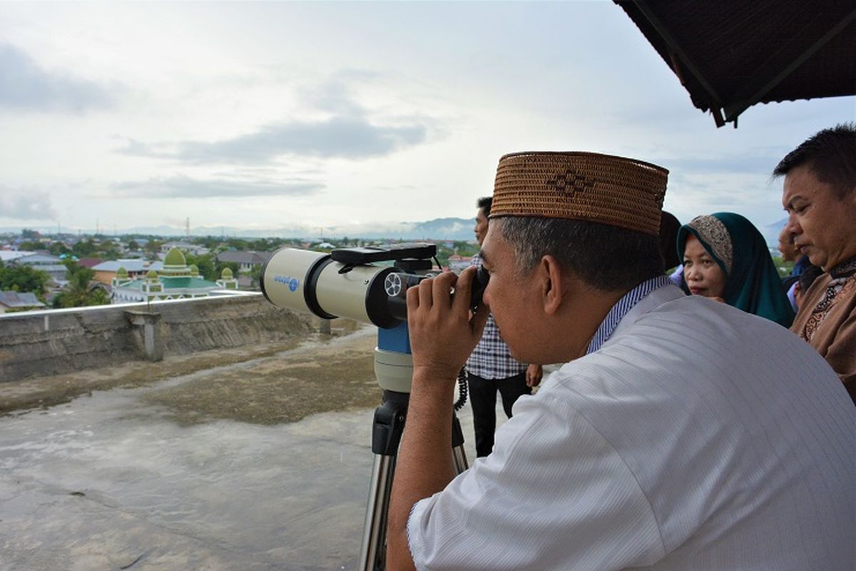 Tim pemantau hilal (bulan muda) Kantor Wilayah Kementerian Agama melakukan pengamatan hilal. Mendung dan hujan menjadi kendala dalam kegiatan ini.