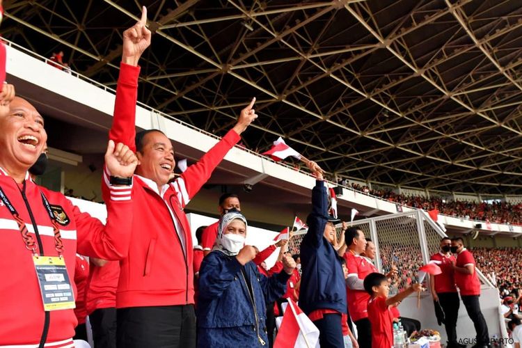 Ekspresi Presiden Joko Widodo saat merayakan gol timnas Indonesia ke gawang Thailand dalam laga lanjutan Grup A Piala AFF 2022 di Stadion Utama Gelora Bung Karno (SUGBK) Senayan, Jakarta, pada Kamis (29/12/2022) sore WIB.