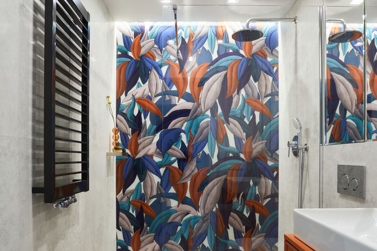 Ilustrasi kamar mandi dengan wallpaper. 