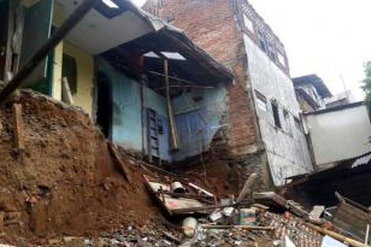 Empat rumah longsor di Jalan Kayu Manis, Gang Alhidayah, RT 04 RW 05 Balekambang, Condet, Kramat Jati, Jakarta Timur, akibat guyuran hujan deras, Selasa (28/1/2014) dinihari. 