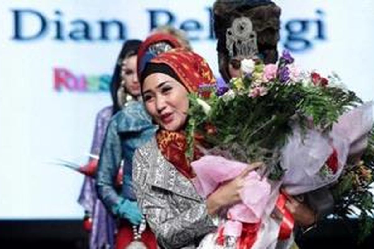 Perancang Dian Pelangi usai show APPMI di hari ketiga Jakarta Fashion Week 2012 di Fashion Tent, Pacific Place, Jakarta, Senin (14/11/2011).