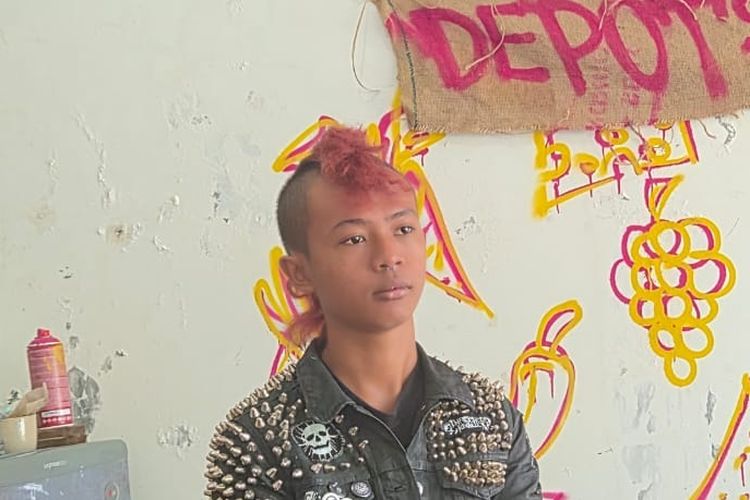Anak Punk Jual Sayur di Solo: Berambut Merah, Bertindik, tapi Rajin Kulakan Pagi