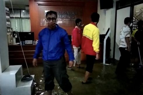 Kantor Kelurahan Tegal Parang Terendam Banjir hingga Satu Meter