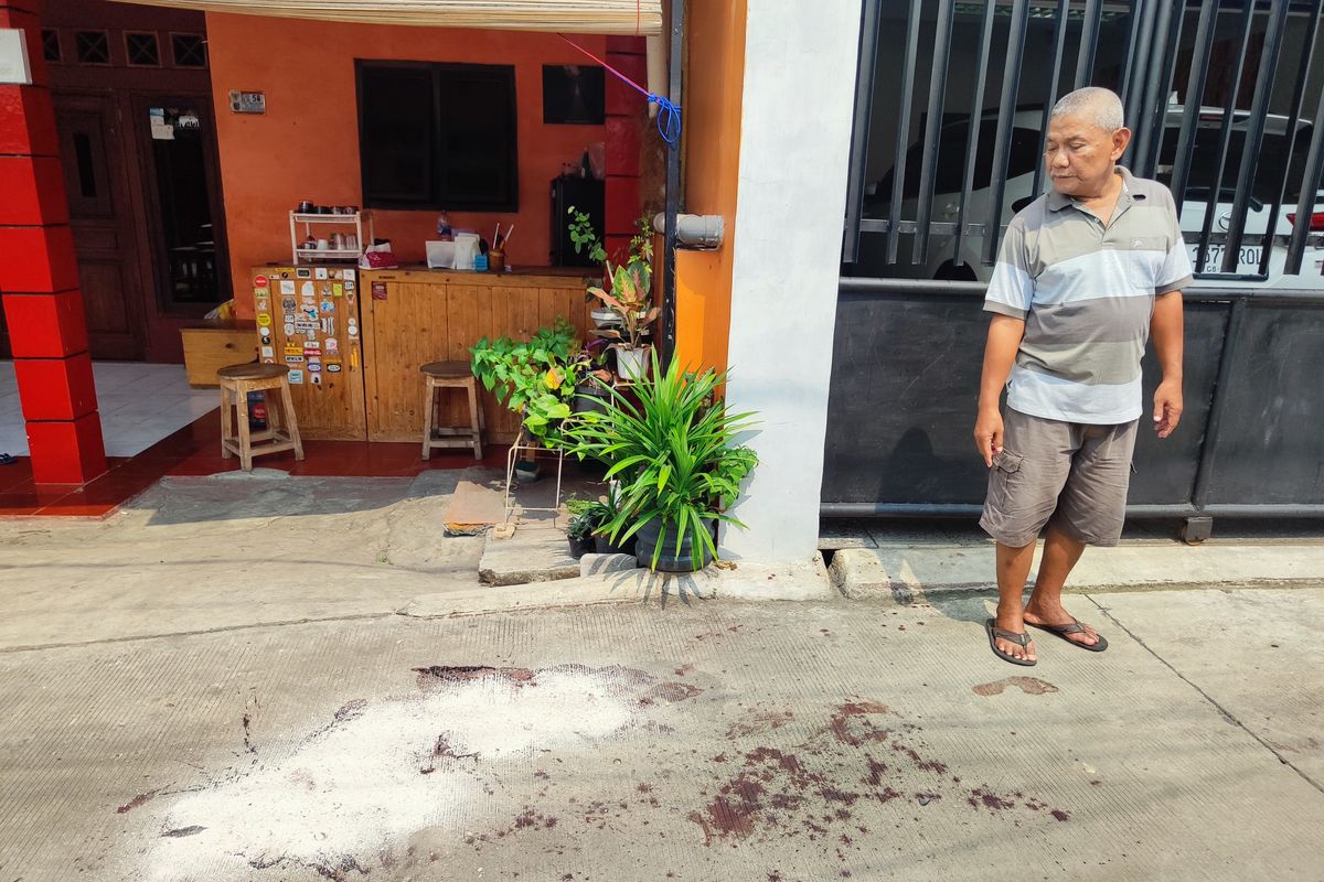 Penampakan TKP anak tikam bapak di Mekarsari, Cimanggis, Depok, Jawa Barat, Selasa (3/10/2023). 