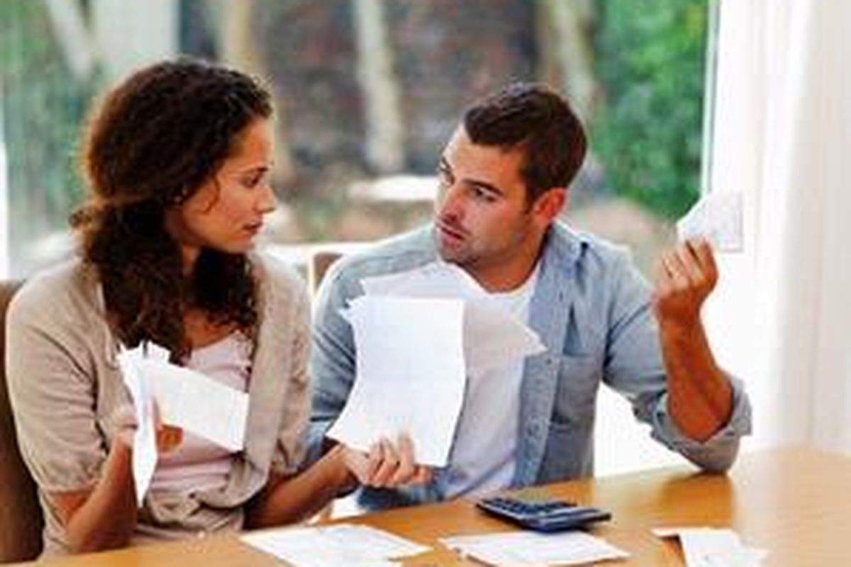 Seringkali pasangan bermasalah ketika berhadapan dengan masalah keuangan karena adanya perbedaan pandangan.