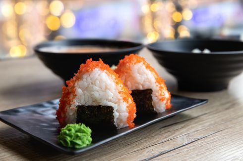 2 Beda Nasi Sushi dan Nasi Onigiri, Makanan Jepang Populer