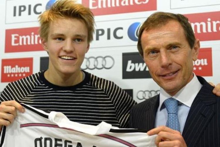 Gelandang Real Madrid, Martin Odegaard (kiri) bersama salah satu direktur Real Madrid, Emilio Butragueno (kanan).