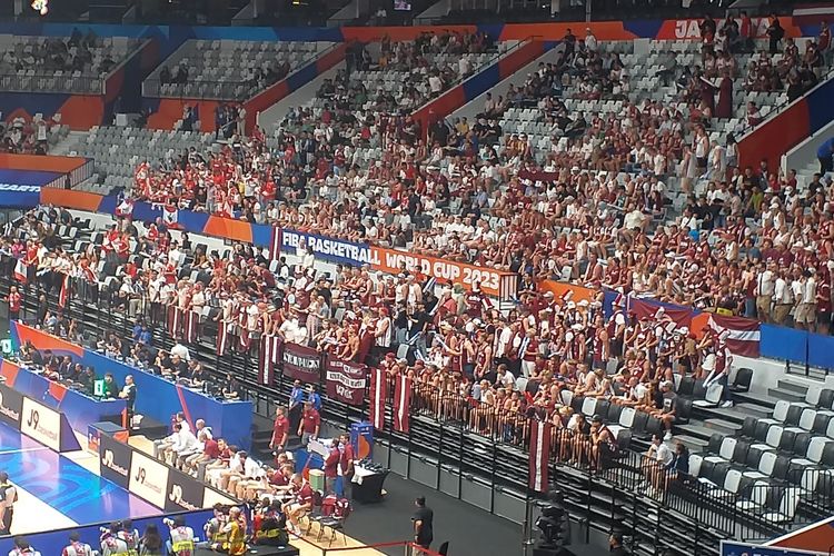 Suporter timnas basket Latvia memenuhi salah satu tribune yang berada di dalam Stadion Indonesia Arena, Jumat (25/8/2023), saat laga melawan Lebanon pada Grup H FIBA World Cup 2023.