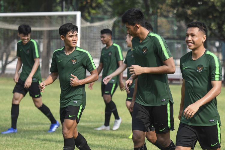 Pesepak bola Timnas Indonesia U-19 mengikuti latihan di Lapangan A Senayan, Jakarta, Sabtu (20/10/2018).  Latihan tersebut untuk persiapan jelang bertanding melawan Timnas Qatar dalam laga penyisihan Grup A Piala Asia U-19 di Stadion Gelora Bung Karno pada Minggu (21/10/2018).