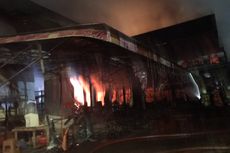 Sudah Dua Jam, Pasar Swalayan di Cilandak KKO Masih Terbakar